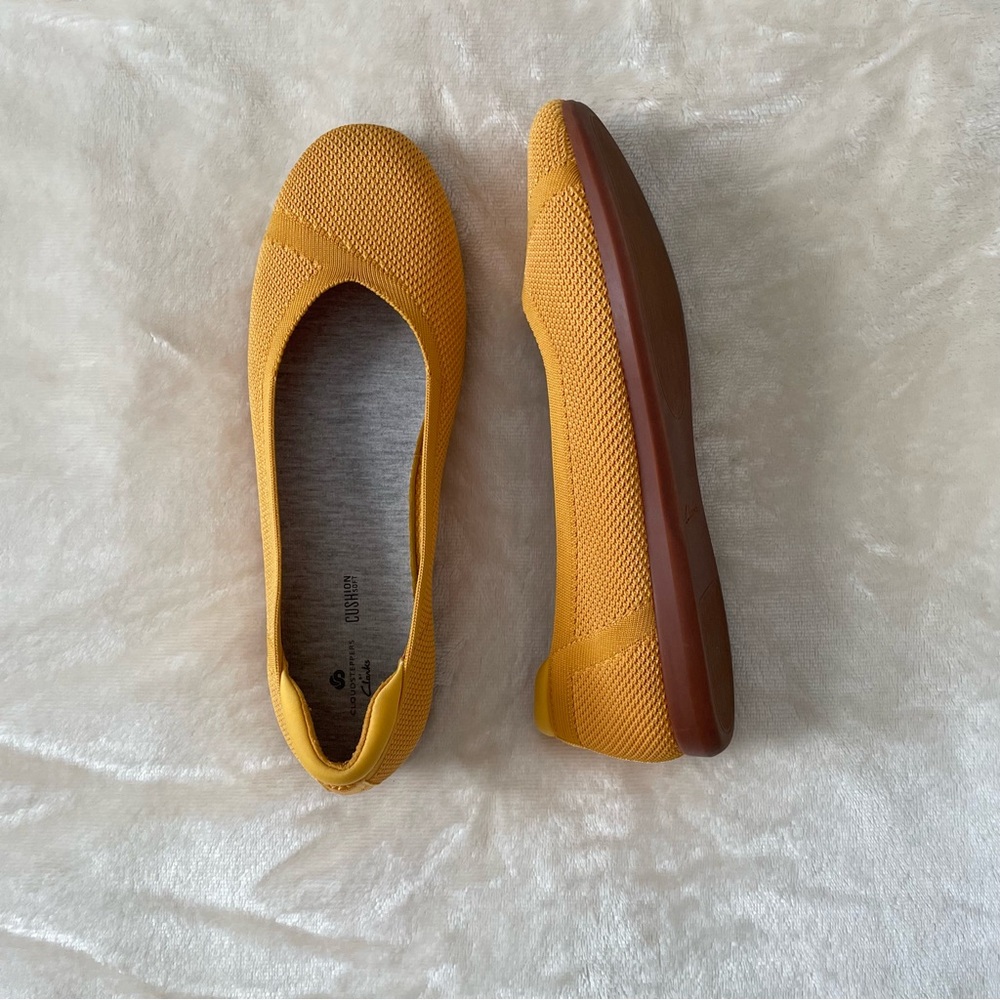 CLARKS Cloudsteppers Mustard Flats Size 9